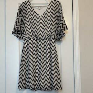 V-Neck Chevron Print Women's Dress - Black and White